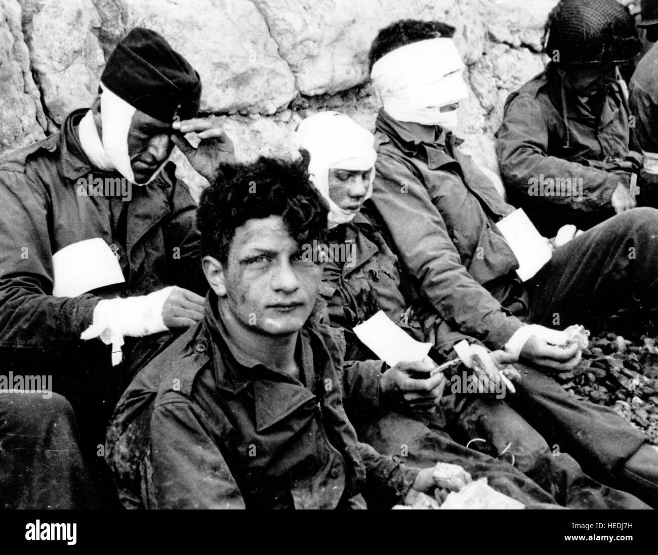 Normandie, Frankreich, Juni 1944. Ärzte und Krankenschwestern beistehen die verwundeten Soldaten an den kämpfen in der Normandie, Zweiter Weltkrieg Stockfoto