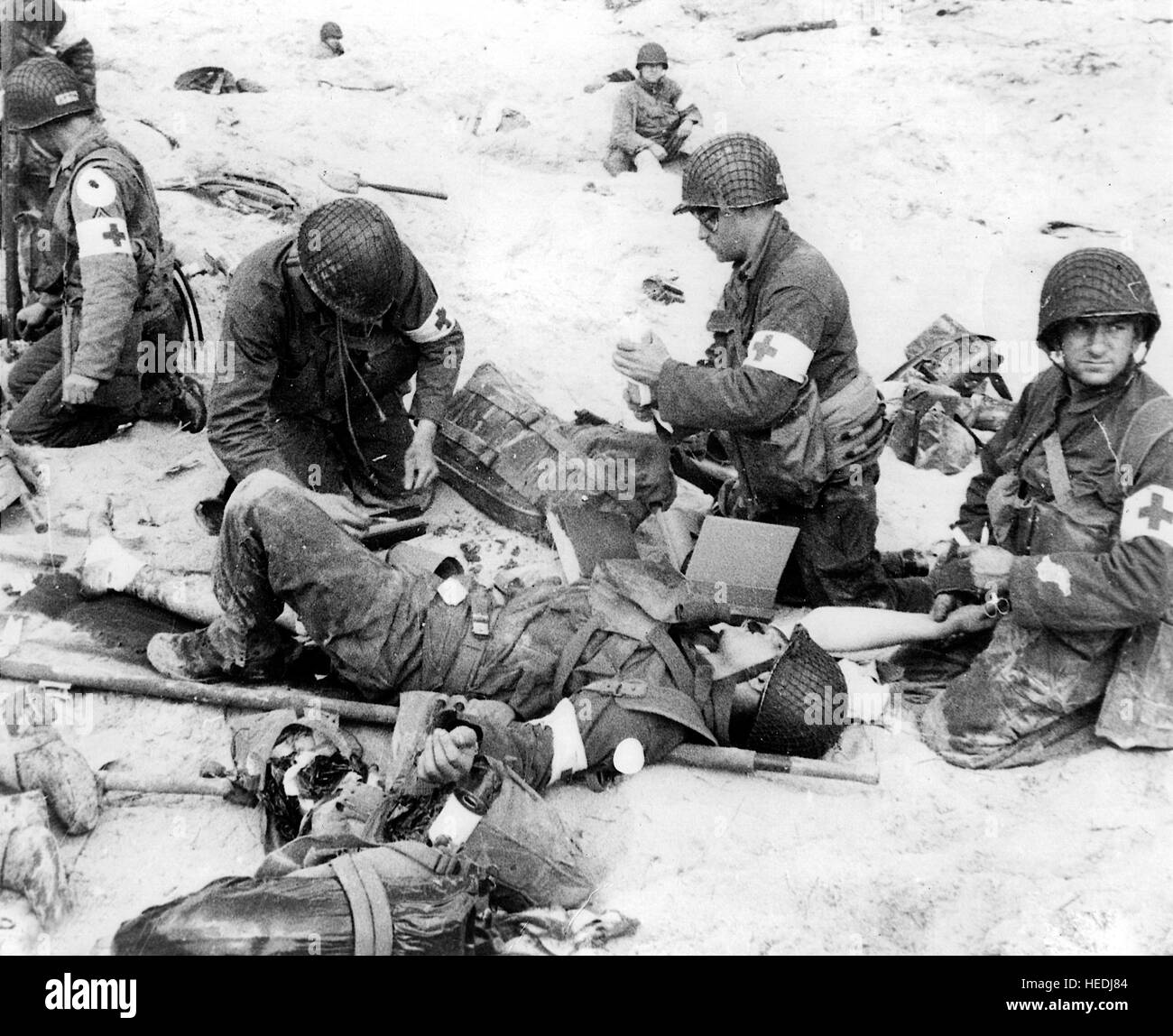 Normandie, Frankreich, Juni 1944. Ärzte und Krankenschwestern beistehen die verwundeten Soldaten an den kämpfen in der Normandie, Zweiter Weltkrieg Stockfoto