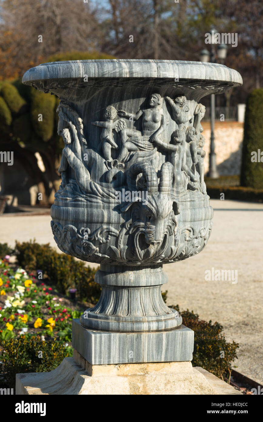 Detaillierte Skulptur auf einer Urne im Parque del Retiro, Madrid, Spanien. Stockfoto