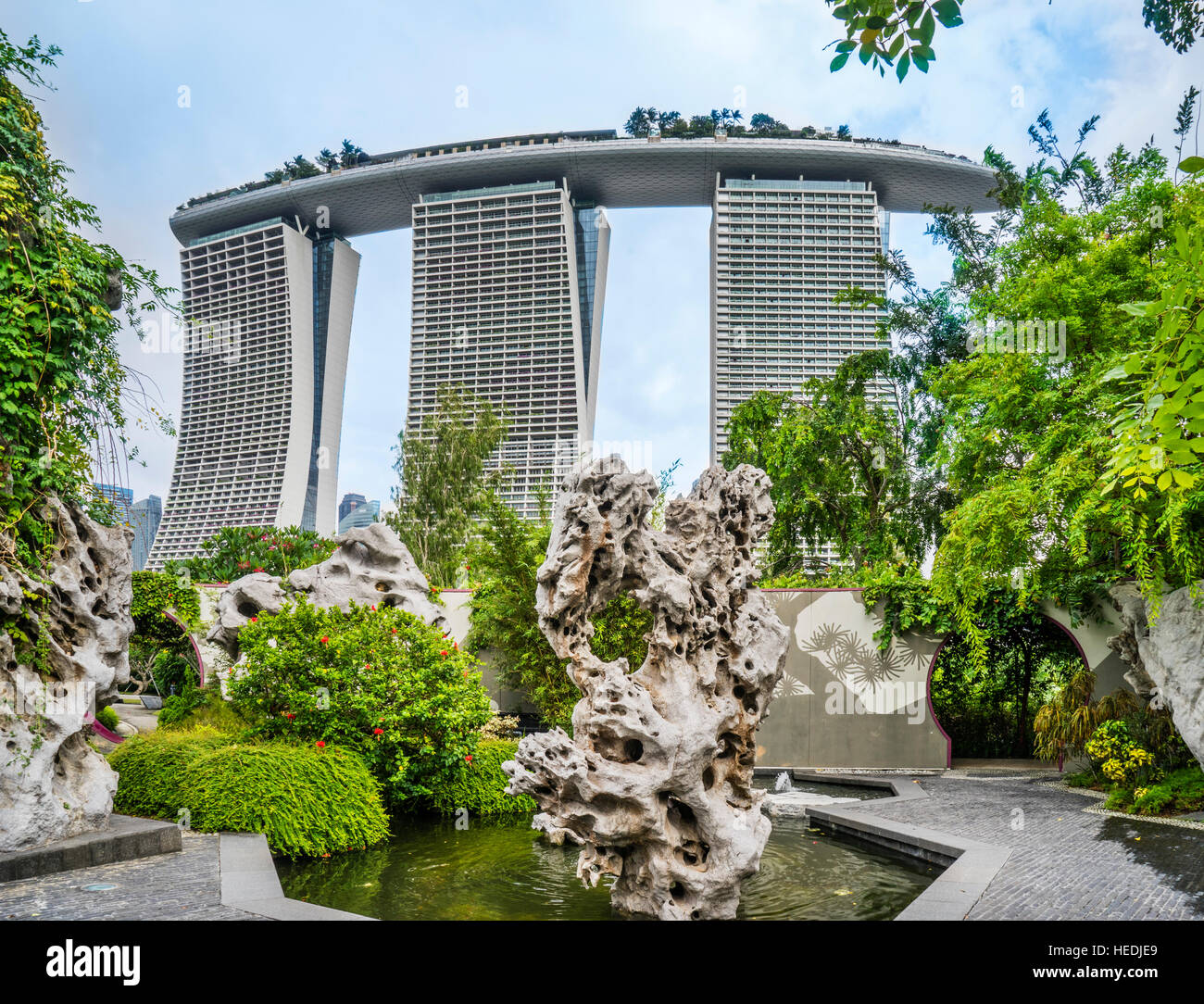 Singapur, geformten Felsen in Gärten an der Bucht vor dem Hintergrund des Marina Bay Sands resort Stockfoto