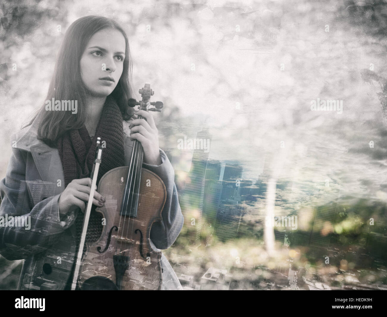 Junge Schönheit Musiker hält seine Geige, urban Frauenporträt Stockfoto