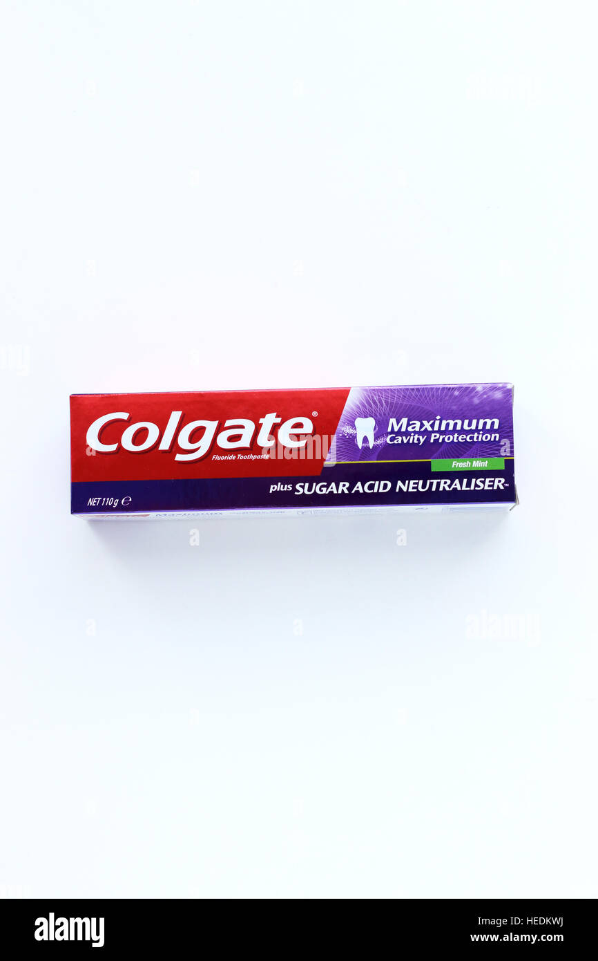 Colgate Zahnpasta auf weißen Hintergrund isoliert Stockfoto