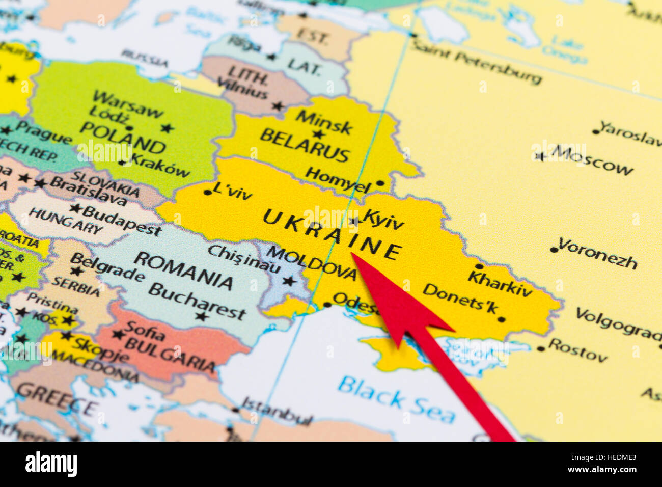 Roter Pfeil der Ukraine auf der Landkarte der Kontinent Europa Stockfoto