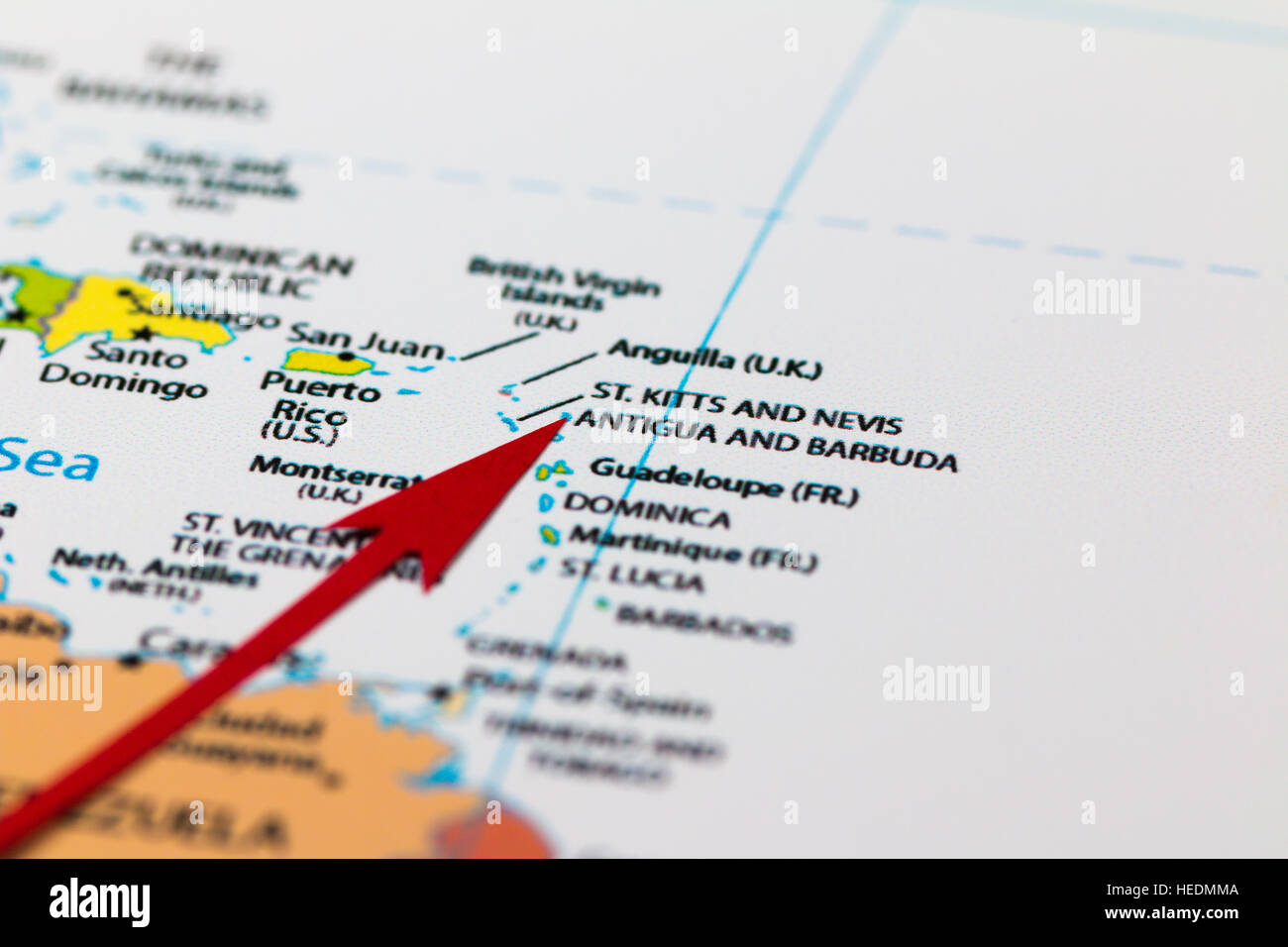Roter Pfeil nach Antigua und Barbuda-Insel auf der Landkarte des Kontinents und karibischen Region Südamerika Stockfoto