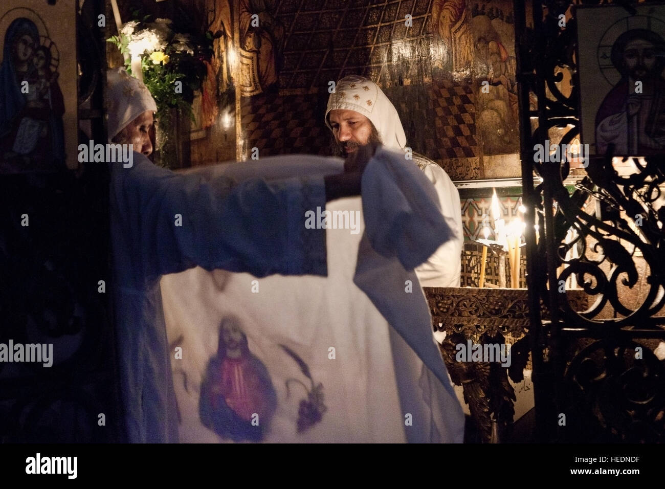 Jerusalem, Israel - ca.: koptisch-orthodoxen Priester in der koptischen Kapelle auf der Rückseite der Rotunde im Heiligen Grab bereiten Sie für die Consecratio Stockfoto