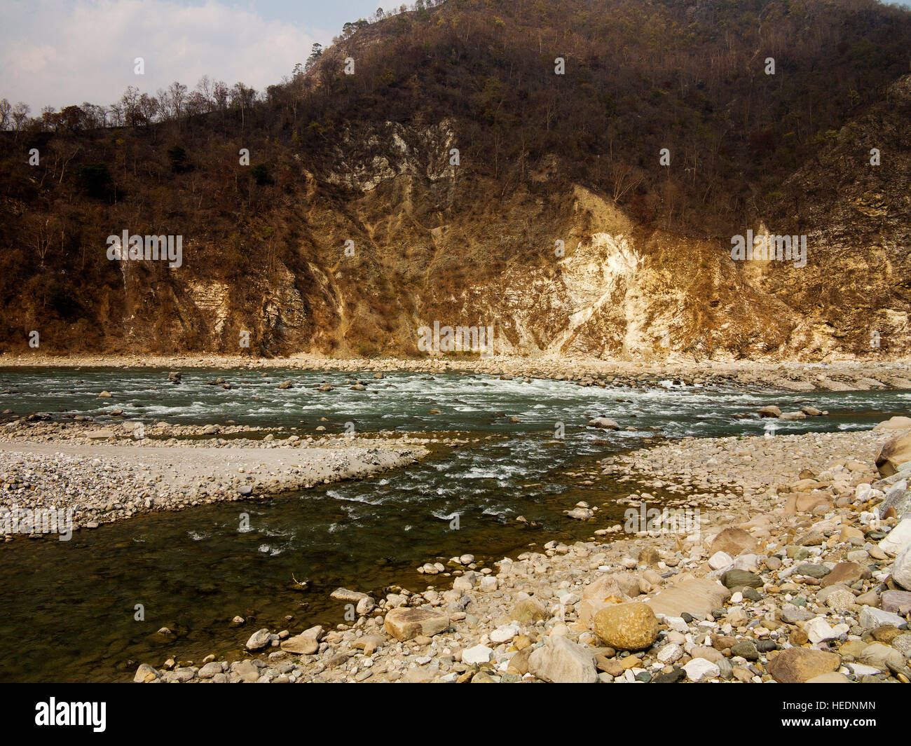 Zusammenfluss von Ladhya und Sarda Rivers in der Nähe von Chuka. Chuka Dorf wurde von Jim Corbett in seinem Buch Maneaters Kumaon berühmt gemacht Stockfoto