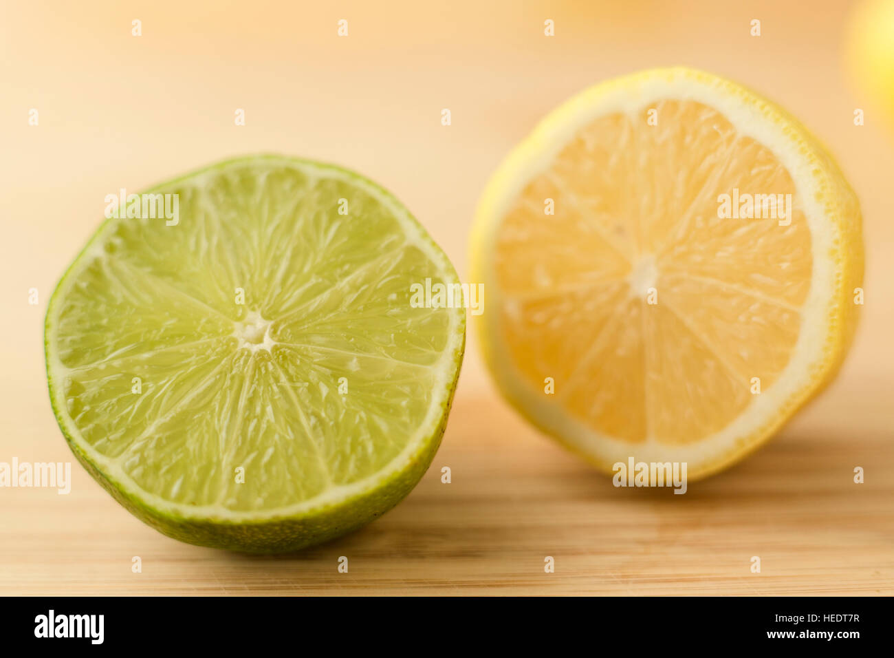 Hälften einer Zitrone und Limette auf ein Schneidebrett geschnitten. Stockfoto