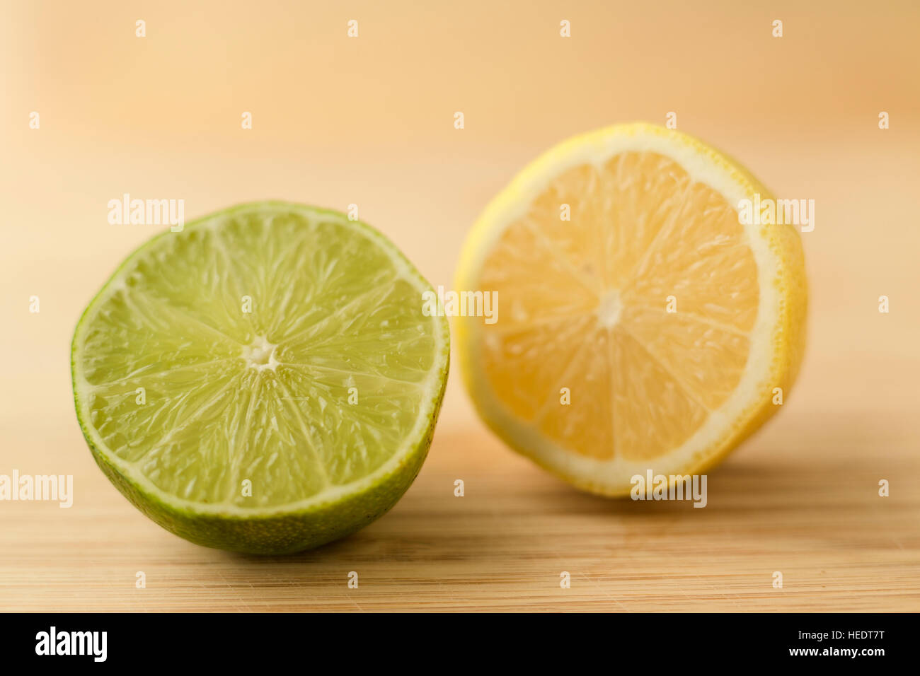 Hälften einer Zitrone und Limette auf ein Schneidebrett geschnitten. Stockfoto