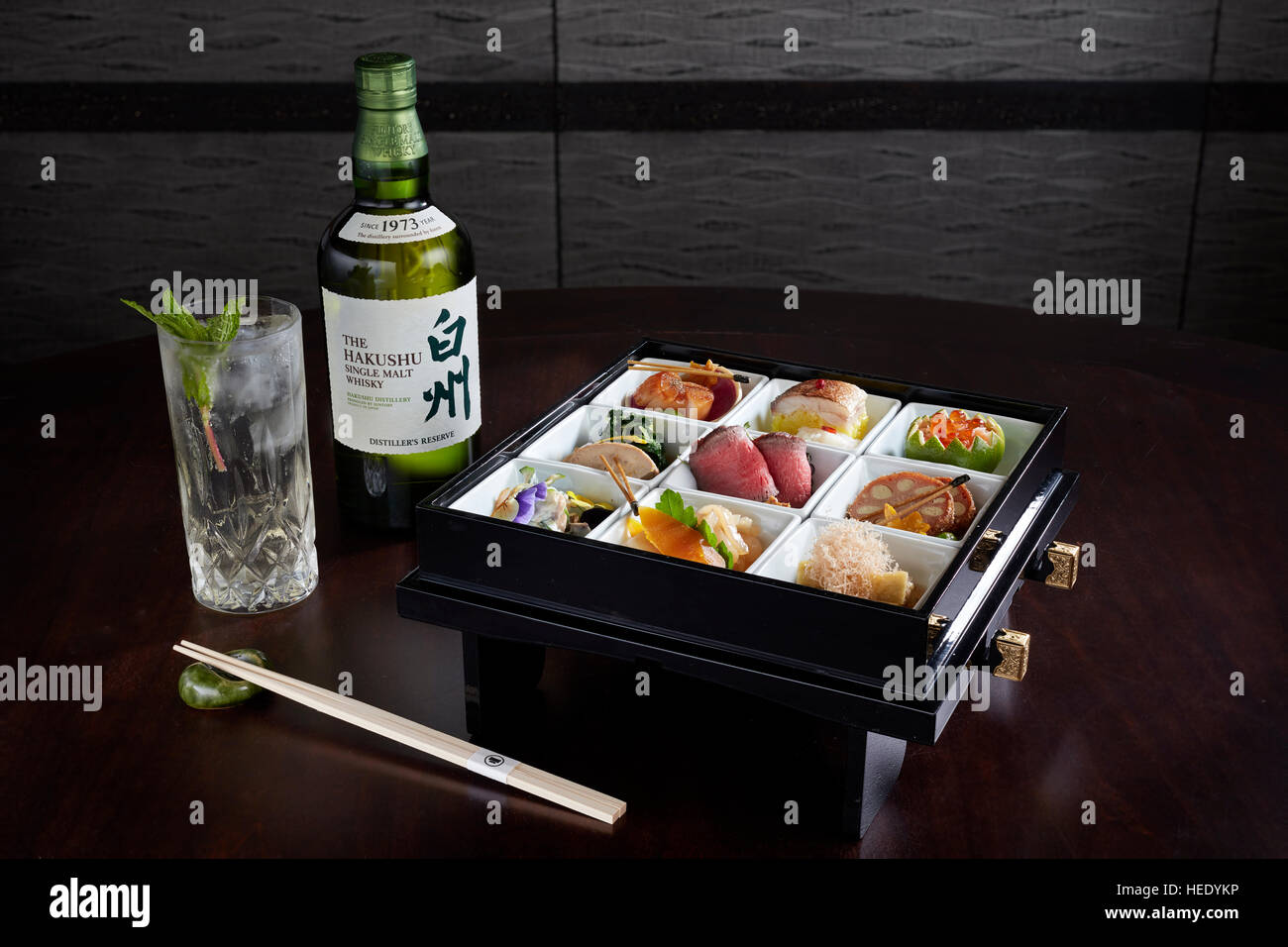 Japanische Sushi-Auswahl bento-box Sashimi Tempura Chop-Stöcke Stockfoto