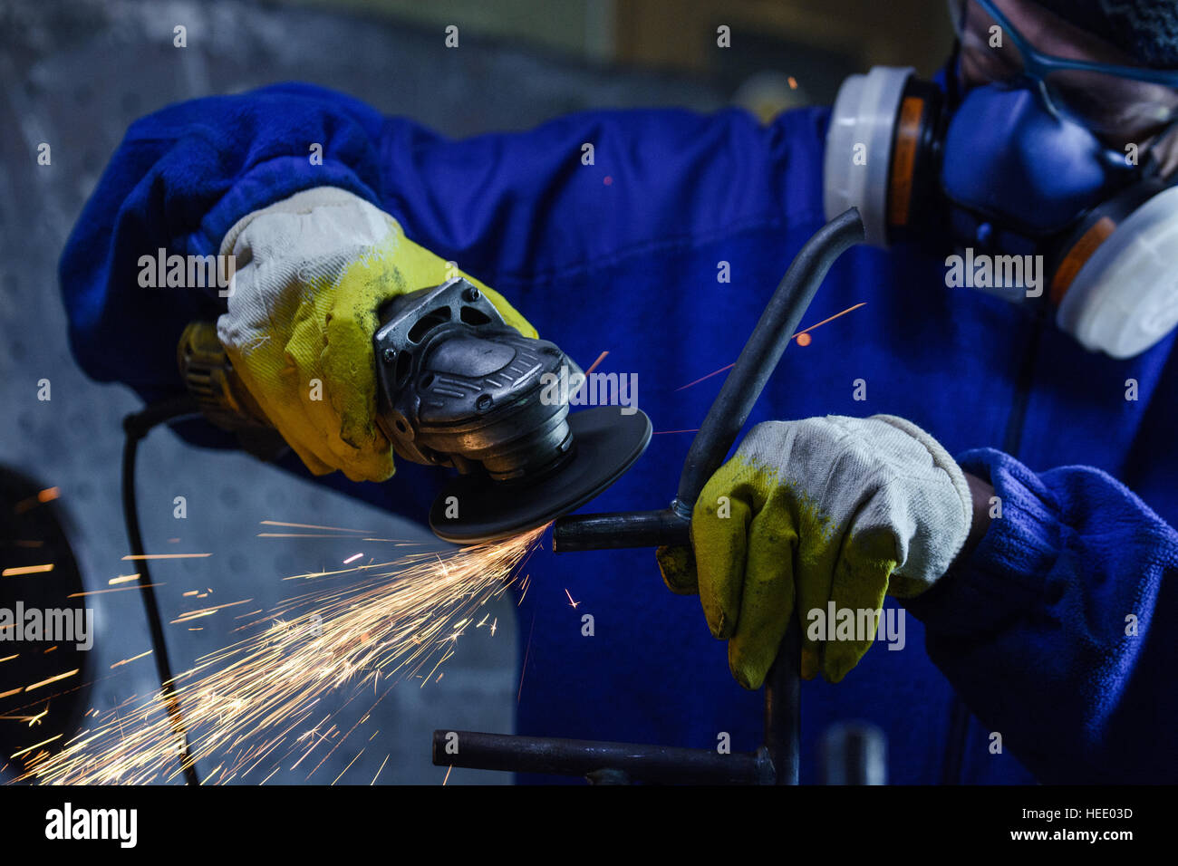 Schleifen von Metall mit einer Kreissäge. Stahlrohr-schneiden mit Blitz Funken hautnah Stockfoto