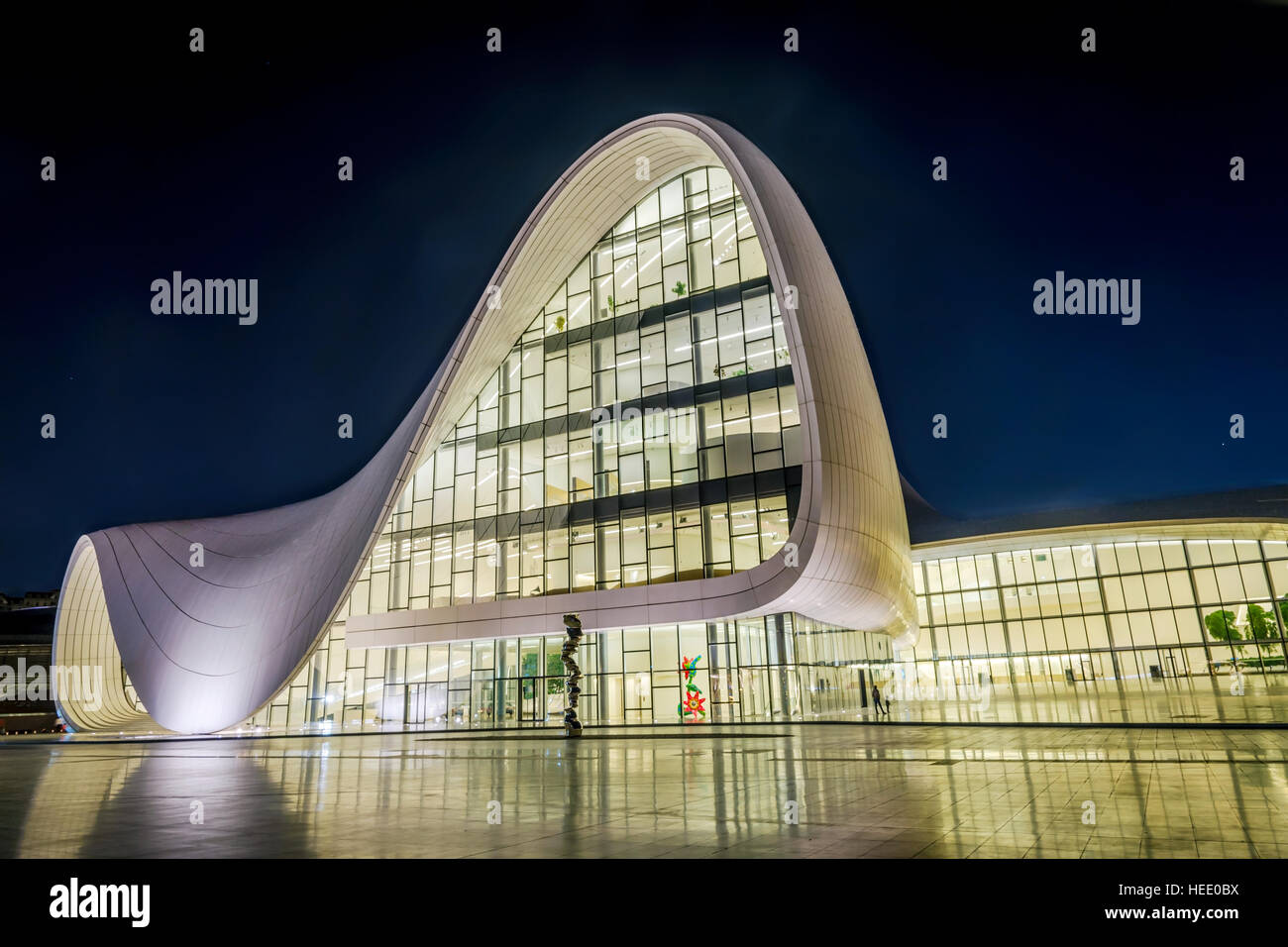 BAKU, ASERBAIDSCHAN - 22. SEPTEMBER 2016: Heydar Aliyev Center at Night entworfen von Zaha Hadid. Das Zentrum beherbergt einen Konferenzsaal, eine Galerie und ein Museum. Stockfoto