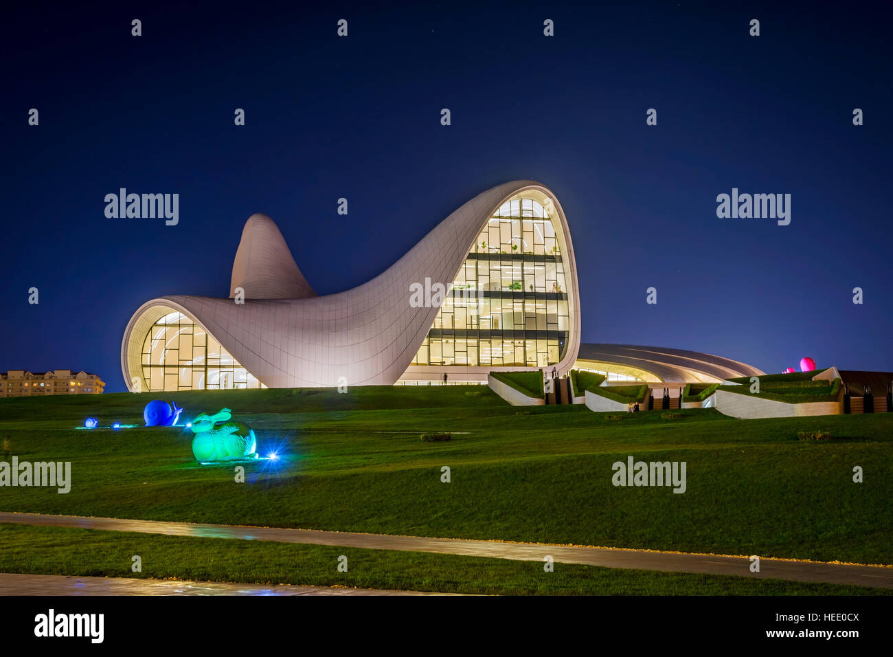 BAKU, ASERBAIDSCHAN - 22. SEPTEMBER 201: Heydar Aliyev Center at Night entworfen von Zaha Hadid. Das Zentrum beherbergt einen Konferenzsaal, eine Galerie und ein Museum. Septum Stockfoto