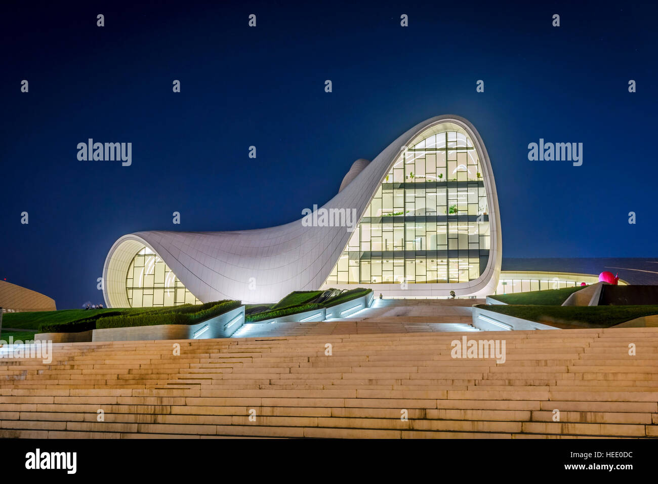 BAKU, ASERBAIDSCHAN - 22. SEPTEMBER 201: Heydar Aliyev Center at Night entworfen von Zaha Hadid. Das Zentrum beherbergt einen Konferenzsaal, eine Galerie und ein Museum. Septum Stockfoto
