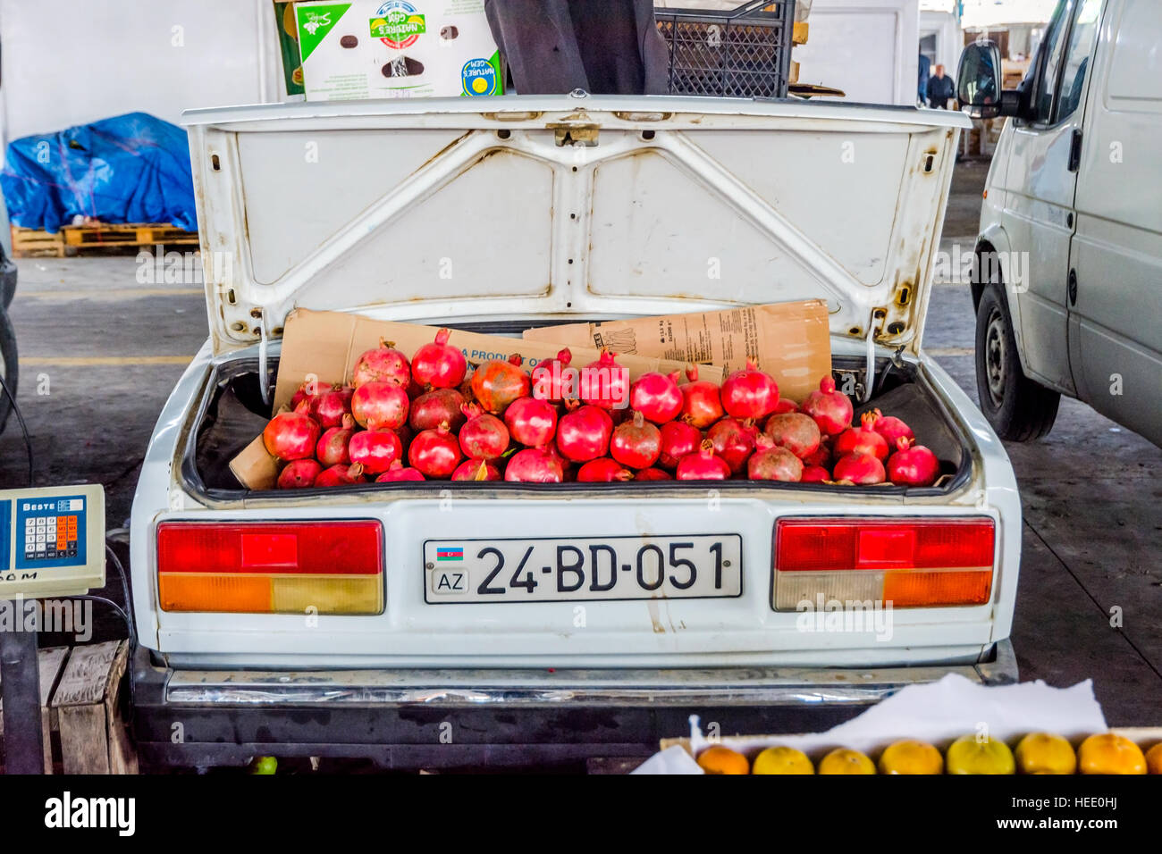BAKU, Aserbaidschan - 24 SEPTEMBER: Reife Granatäpfel in alten sowjetischen Lada Auto im lokalen Markt zu verkaufen. September 2016 Stockfoto