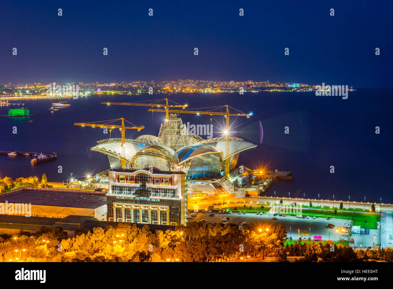 BAKU, Aserbaidschan - 21.September: Caspian Waterfront Einkaufszentrum im Bau in der Nacht, Baku. September 2016 Stockfoto