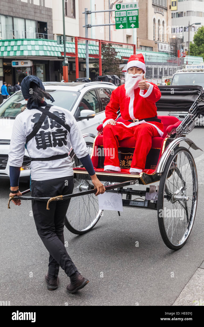 Japan, Honshu, Tokio, Asakusa, Mann verkleidet als Weihnachtsmann in Rikscha Stockfoto