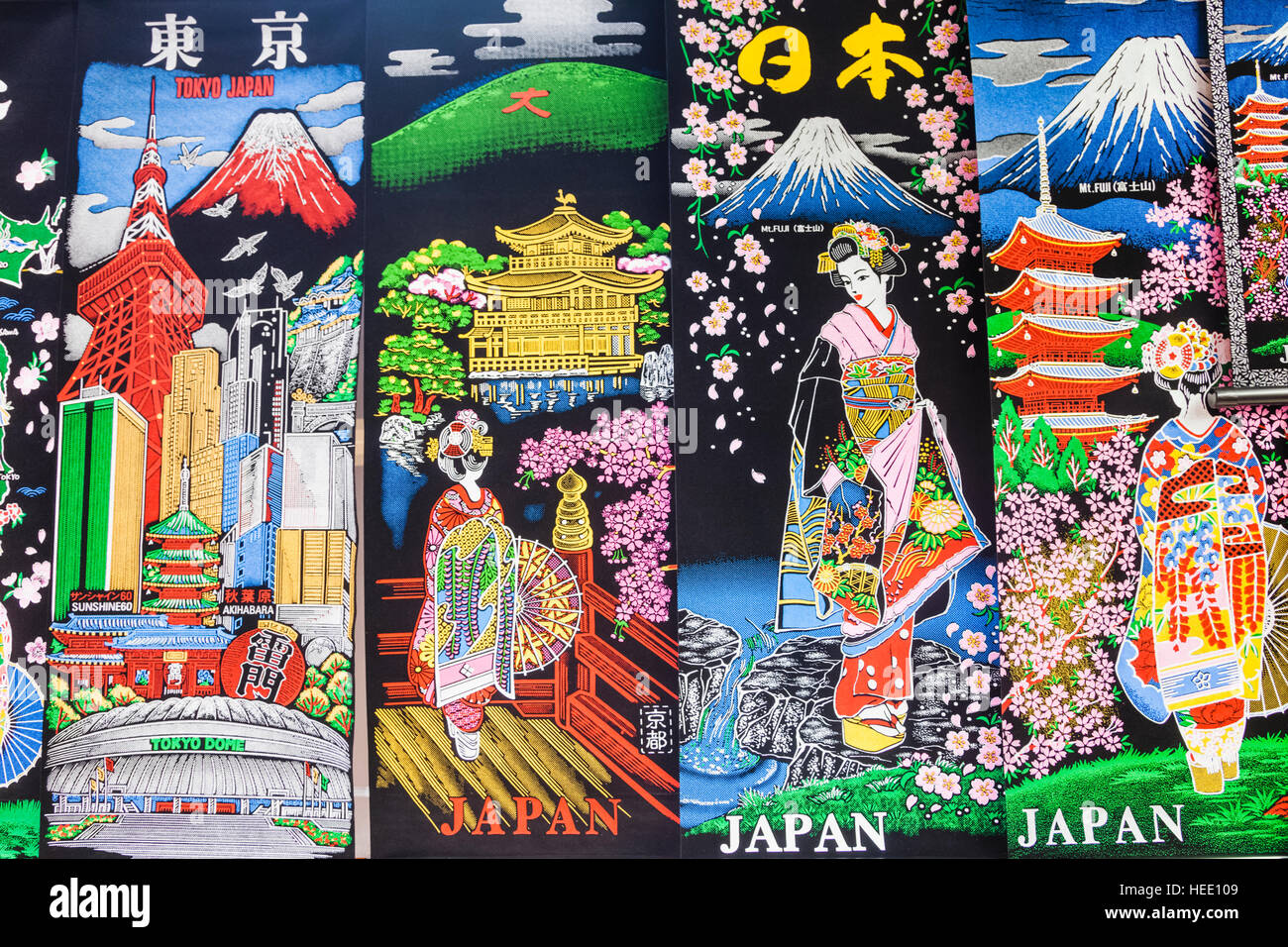 Japan, Honshu, Tokio, Asakusa, Nakamise Shopping Street, Souvenir Shop Display der japanischen Schriftrollen Darstellung der japanischen Szene Stockfoto