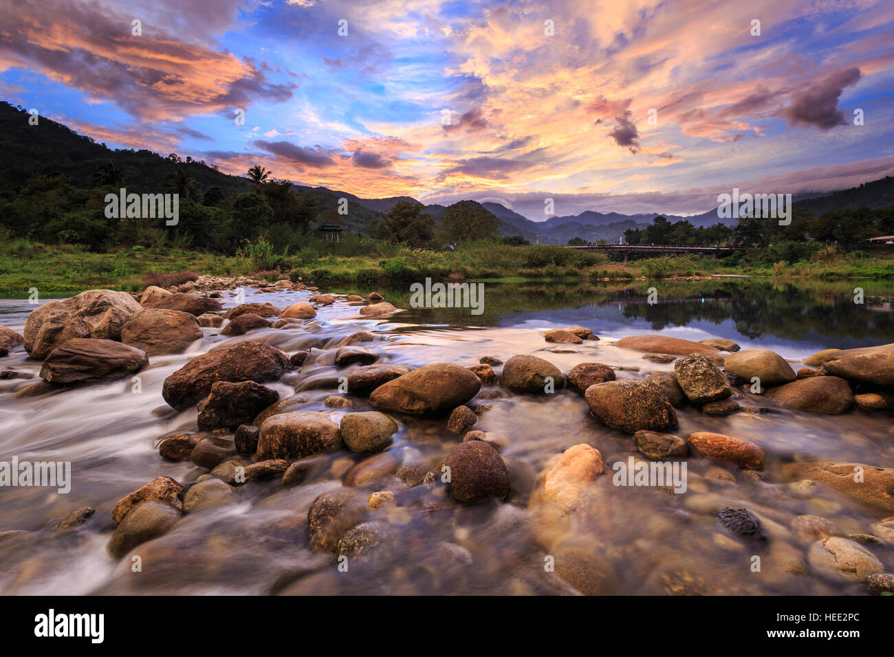 Landschaft mit kleinen Fluss und wunderschönen Sonnenuntergang in Kiriwong Dorf. Die beste Ozon-Lage in Thailand Stockfoto