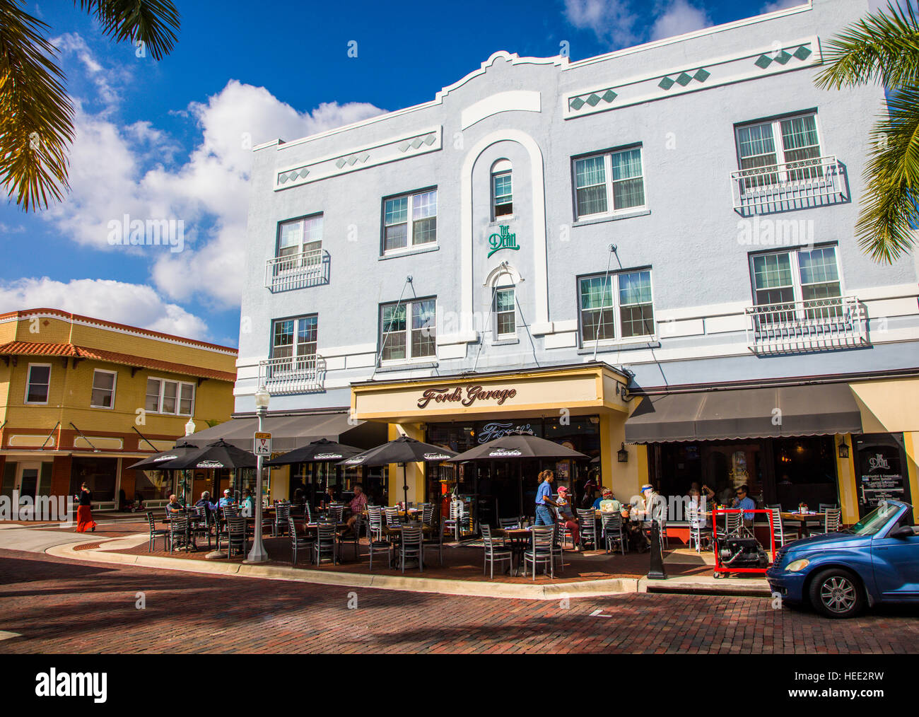 Außengastronomie im Ford Garage Restaurant auf First Street in Fort Myers Florida Stockfoto