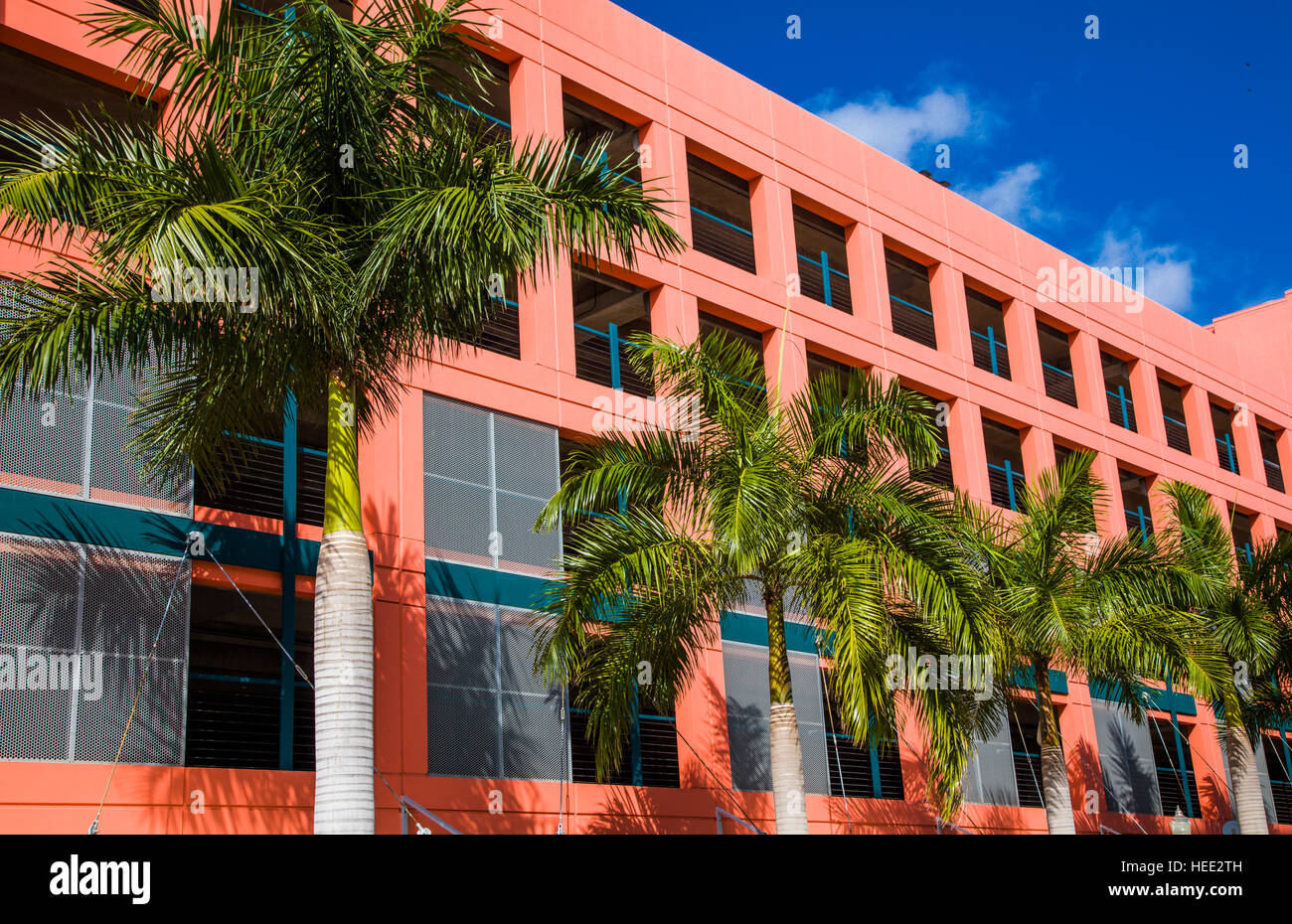 Bunte Parkhaus Gebäude mit tropischen Palmen in Fort Myers Florida Stockfoto