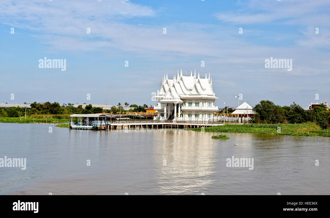 Anzeige der verschiedenen Wohnstilen mit einem wohlhabenden Herrenhaus am Ufer des Flusses Chao Phraya in Bangkok, Thailand Stockfoto