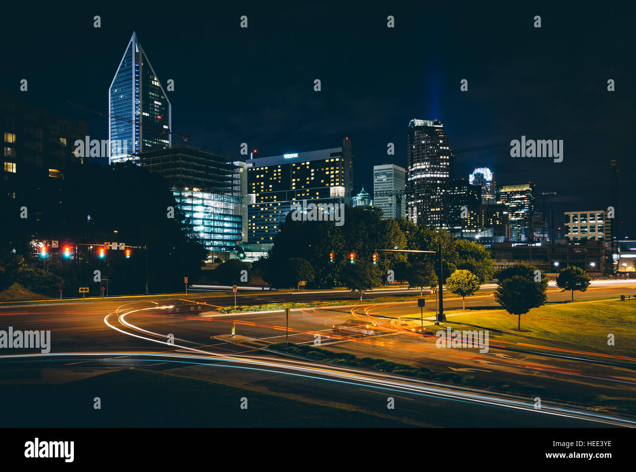 Blick auf South Boulevard und der Charlotte-Skyline bei Nacht, im Uptown Charlotte, North Carolina. Stockfoto