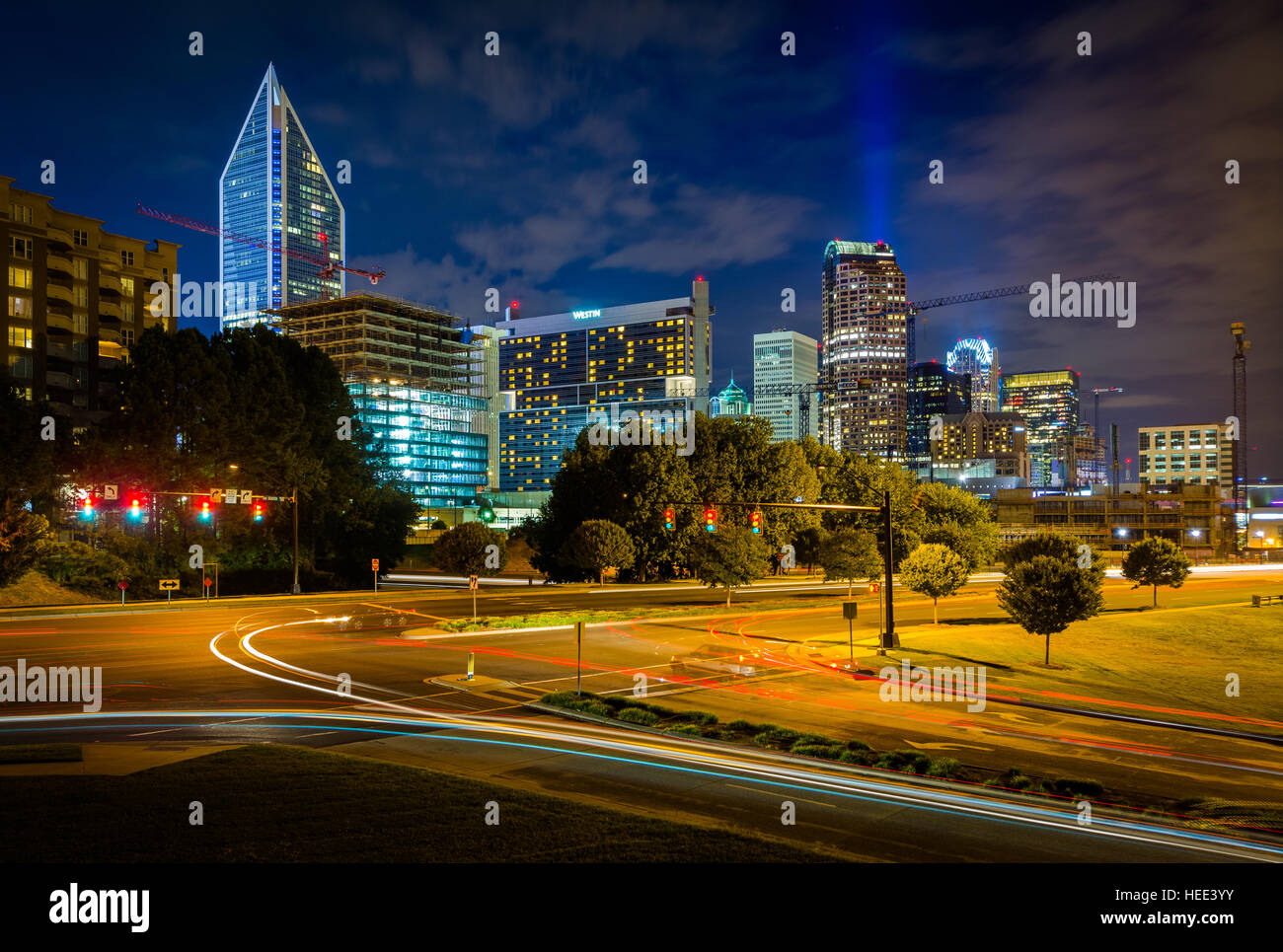 Blick auf South Boulevard und der Charlotte-Skyline bei Nacht, im Uptown Charlotte, North Carolina. Stockfoto