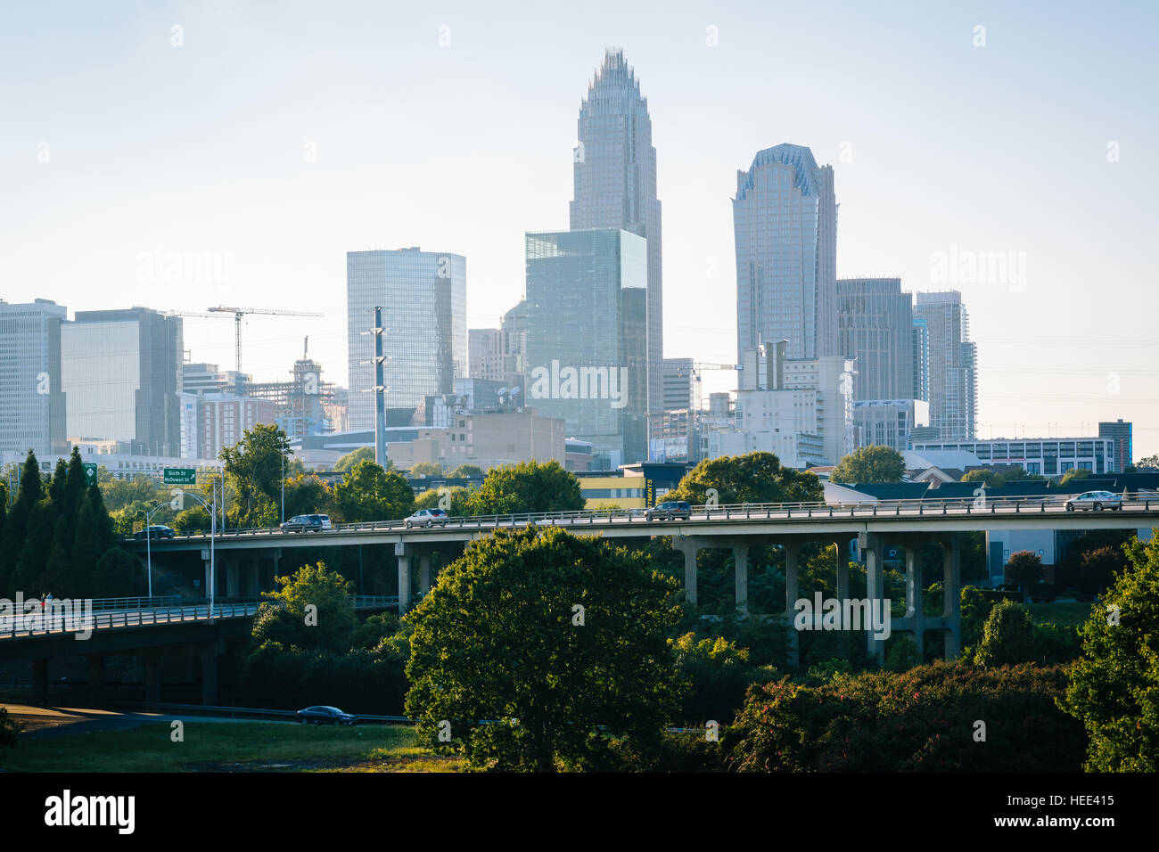 Blick auf Autobahnen und die Skyline von Uptown Charlotte, in Charlotte, North Carolina. Stockfoto