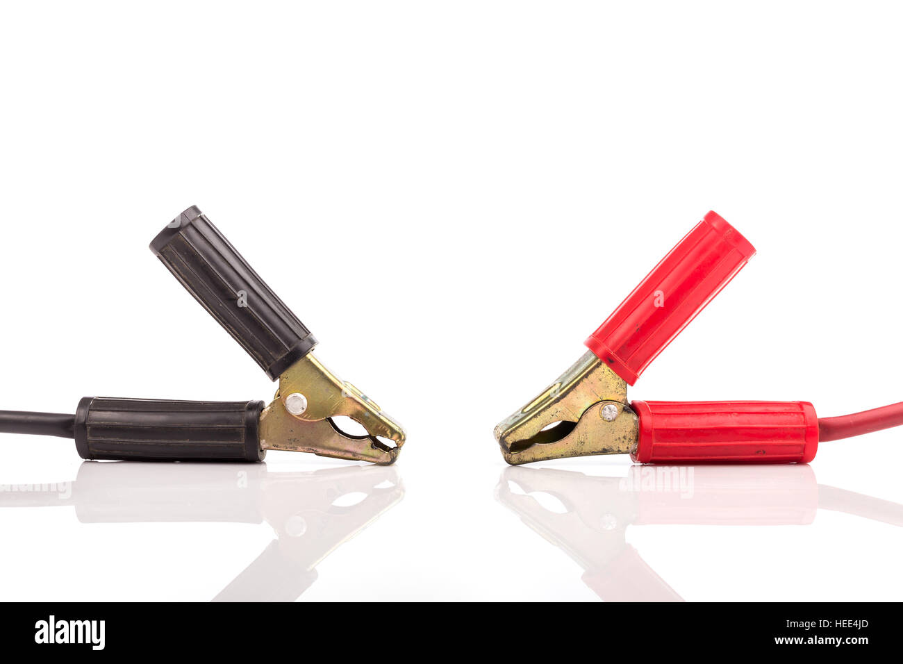 Schließen Sie Auto Batterie Jump Start Set Studio isoliert auf weißem Hintergrund Stockfoto