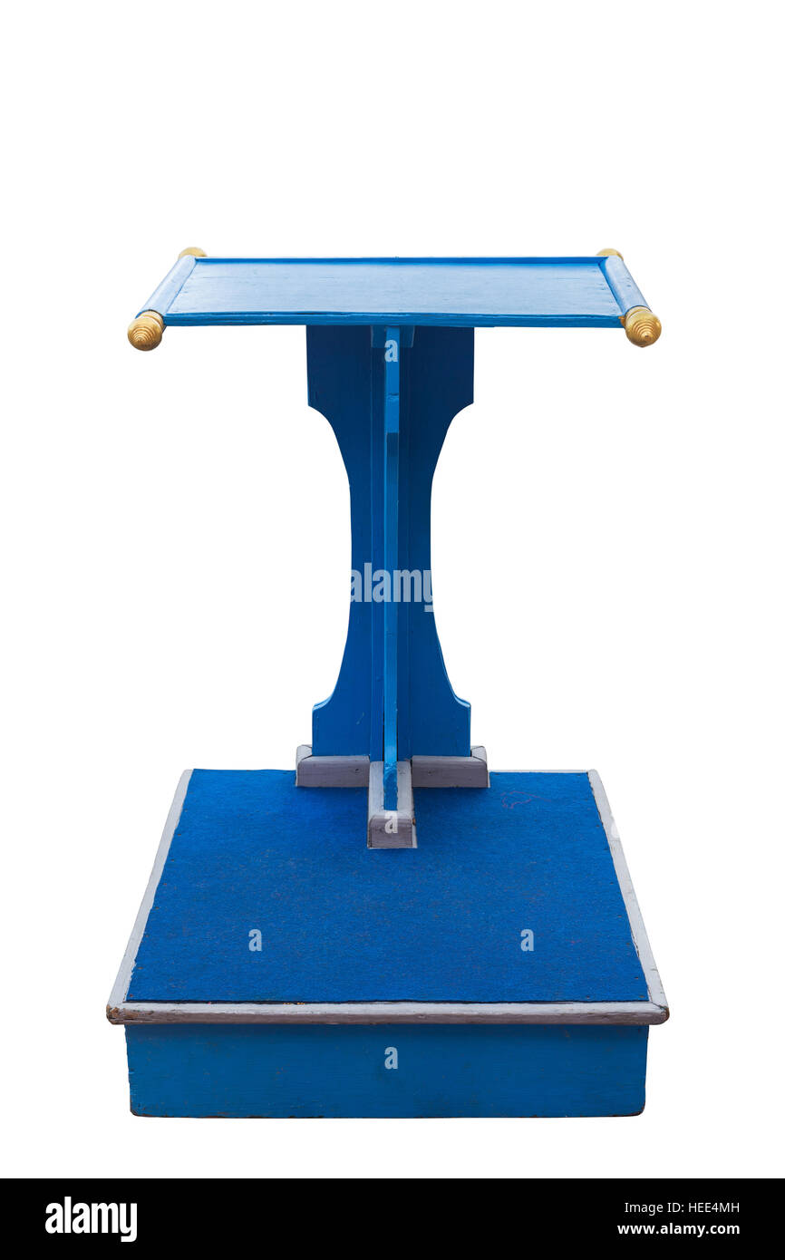 Blauen hölzernen Podest stehen isolierten auf weißen Hintergrund. Mit Beschneidungspfad gespeichert Stockfoto