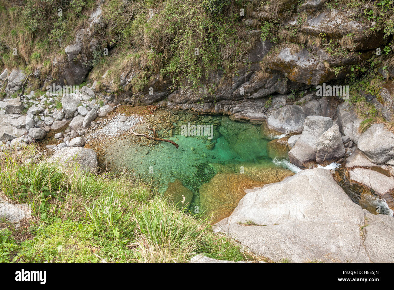 Teich mit kristallklarem türkisfarbenem Wasser in der Nähe der Residenz des Dalai Lama 14 in McLeod Ganj, Himachal Pradesh, Indien. Stockfoto