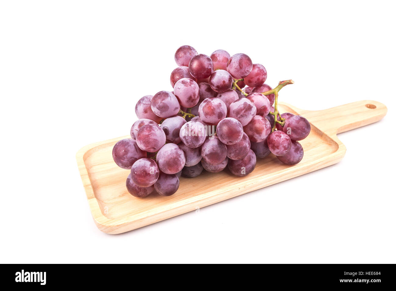 Nahaufnahme der roten Weintraube isoliert auf weißem Hintergrund Stockfoto