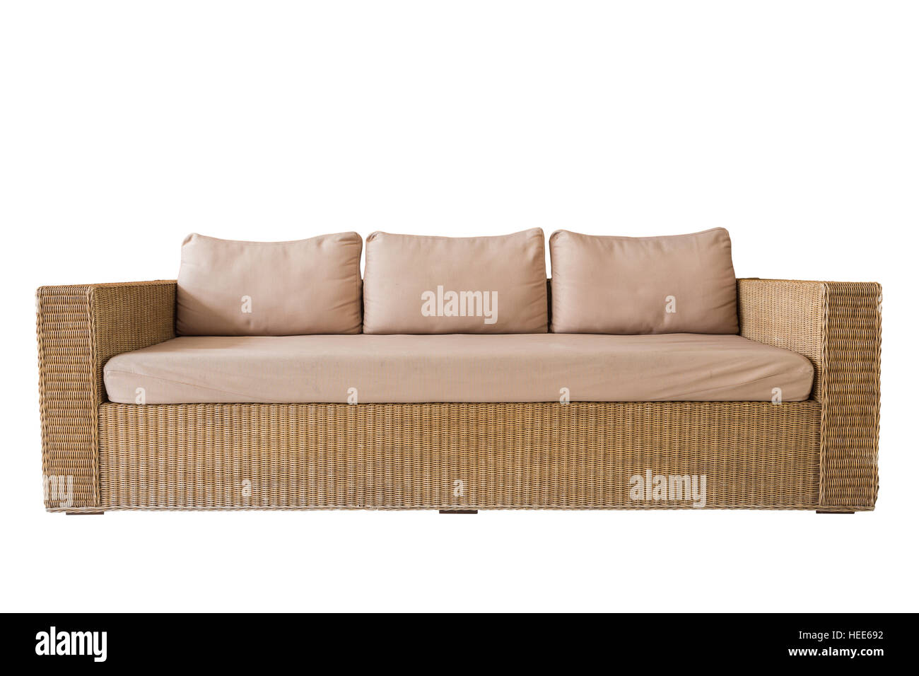 Rattan Sofa mit grauem Kissen isoliert auf weißem Hintergrund. Mit Beschneidungspfad gespeichert Stockfoto