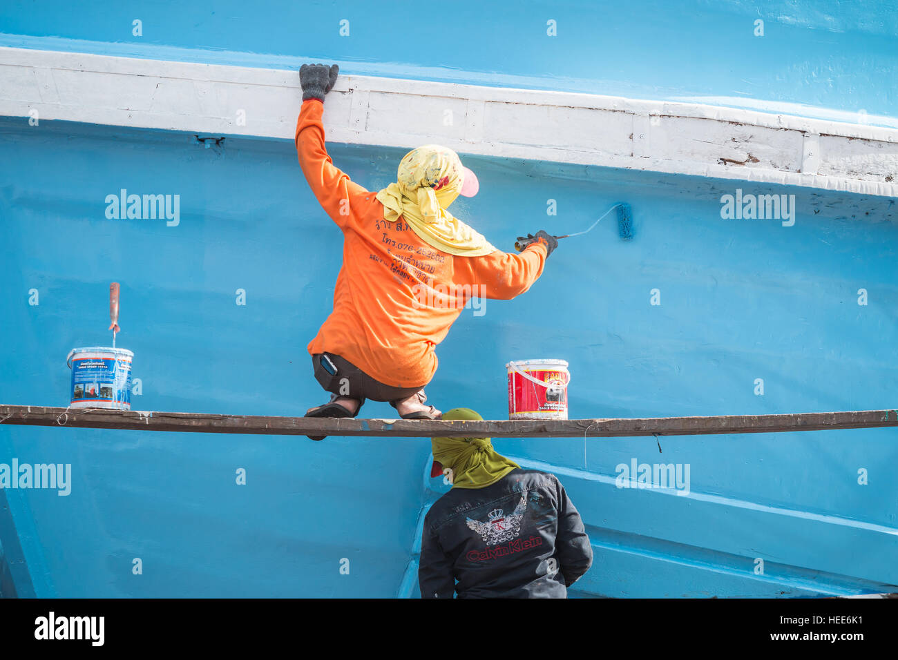 PHUKET, THAILAND - Juni 4: Unbekannte weibliche Arbeitskräfte, Reparatur und Lackierung auf hölzernen Fischerboot am Hafen in Phuket am 4. Juni 2016. Stockfoto