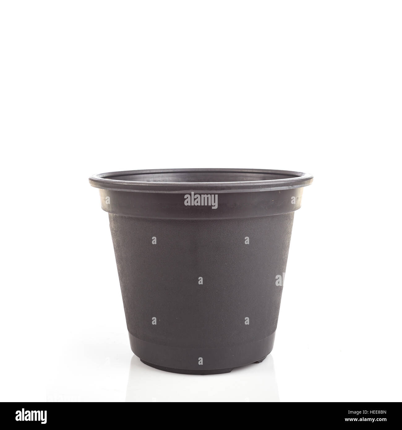 Schwarze leere Kunststoffeimer für Sämlinge isolierten weißen Hintergrund Stockfoto