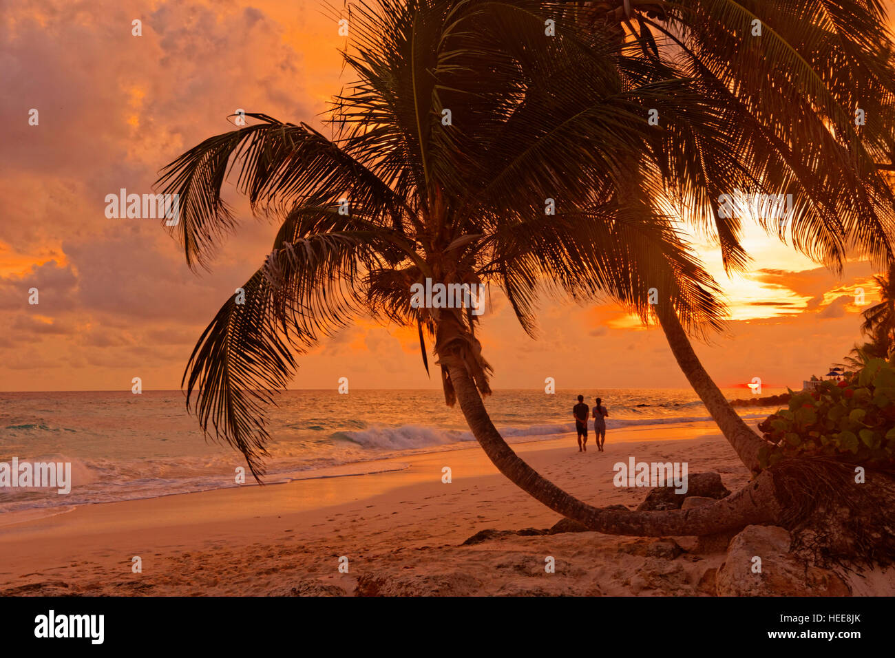 Paar im Sonnenuntergang am Dover Beach, St. Lawrence Gap, South Coast, Barbados, Karibik. Stockfoto