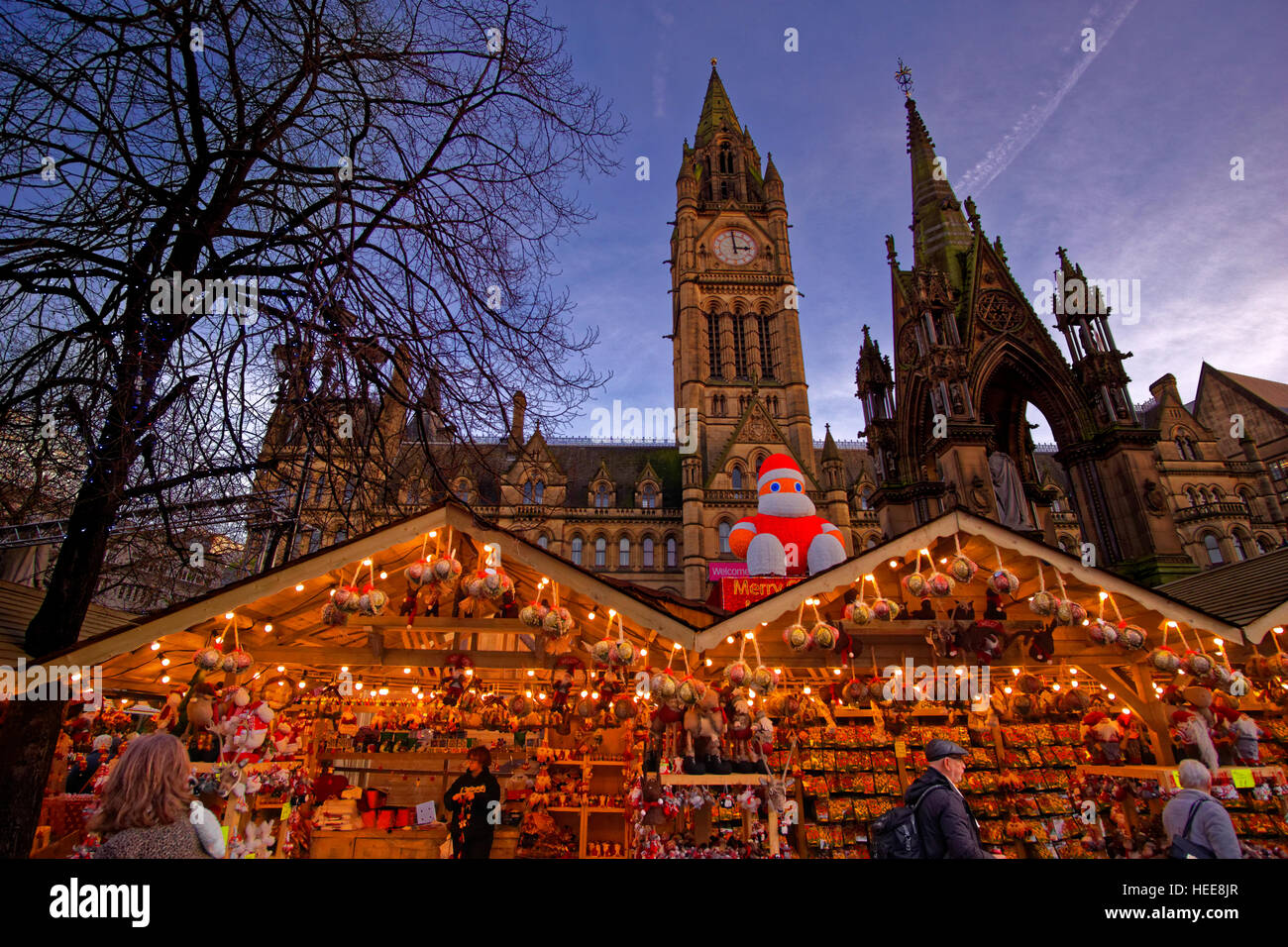 Manchester-Weihnachtsmarkt und Rathaus am Albert Square, Manchester Stadtzentrum, Greater Manchester. England. Stockfoto