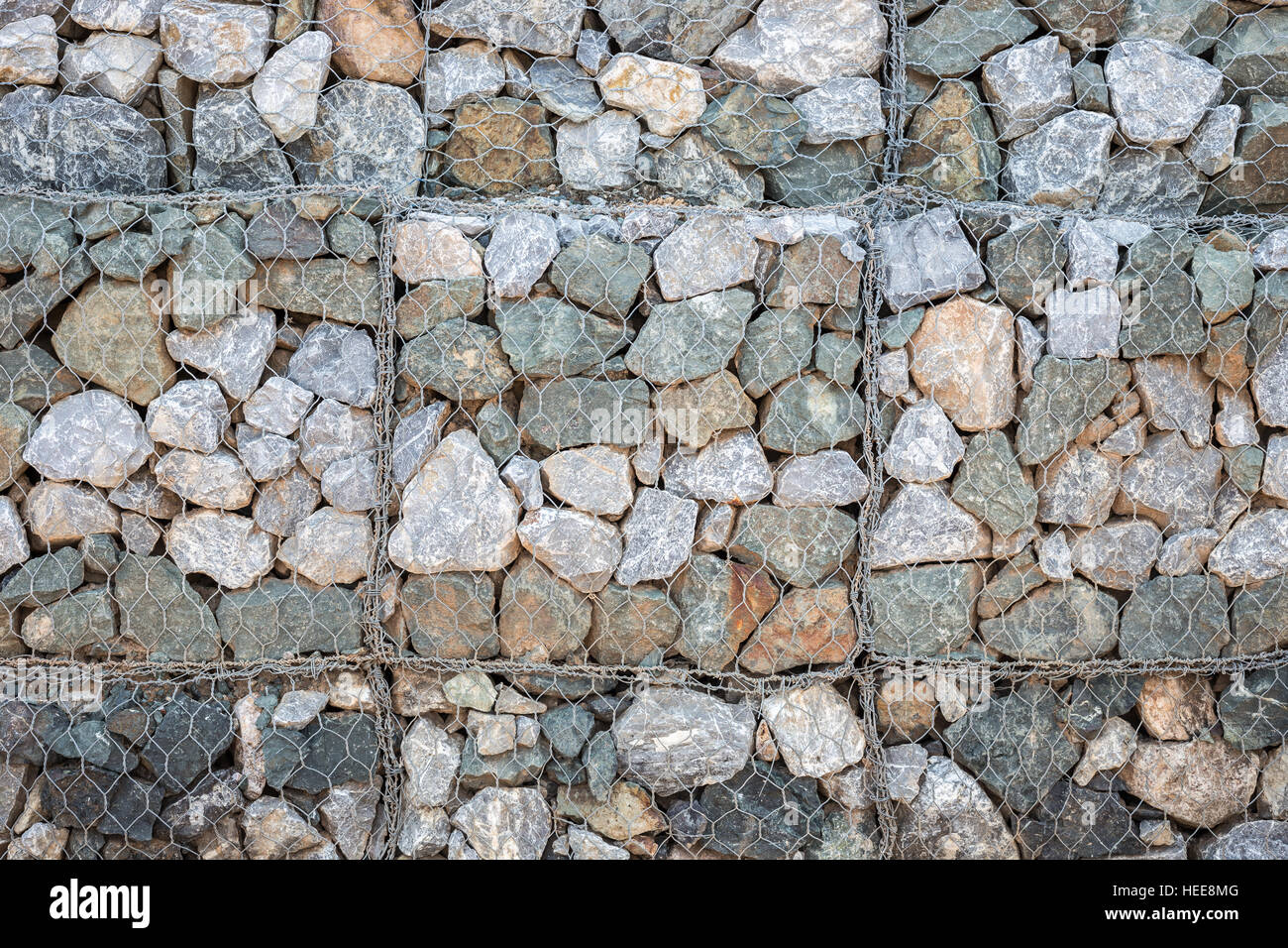 Muster der graue Steinmauer mit Metall-Gitter-Struktur und Hintergrund Stockfoto