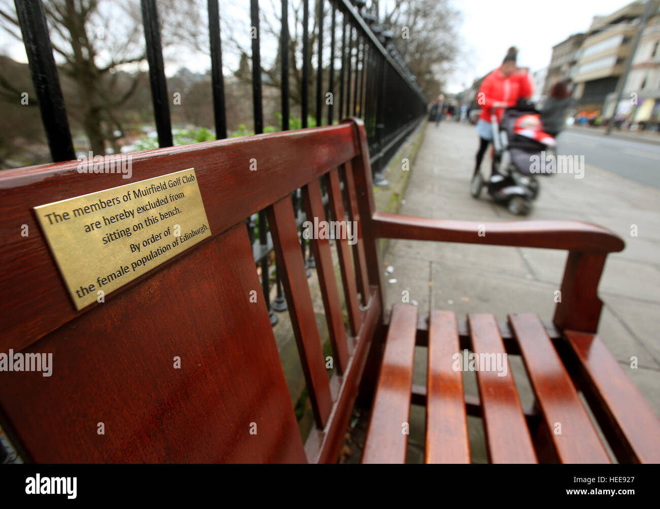 Eine Bank in den West Princes Street Gardens in Edinburgh mit einer Tafel der 'weiblichen Bevölkerung von Edinburgh', die Mitglieder des Muirfield Golf Club vom Sitzen ausschließt, nachdem der Club gegen die Mitgliedschaft von Frauen gestimmt hat. Stockfoto