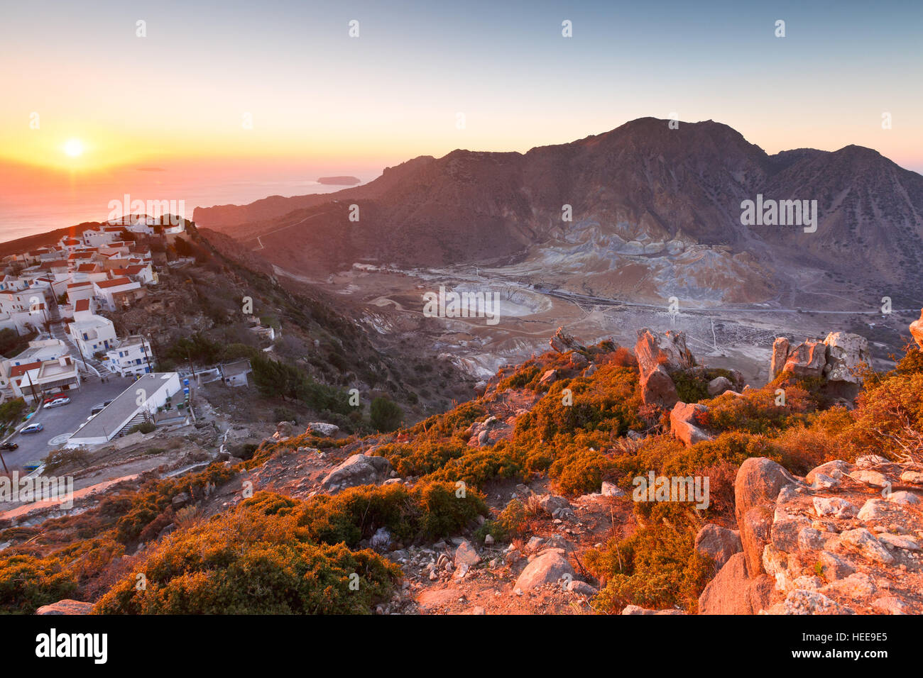 Blick auf den Krater und Nikia Dorf auf Nisyros Insel kurz vor Sonnenuntergang. Stockfoto