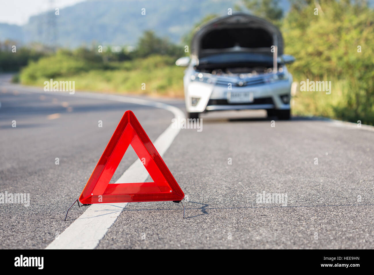 Roten not-Stop-Schild und gebrochenen Silber Auto auf der Straße Stockfoto