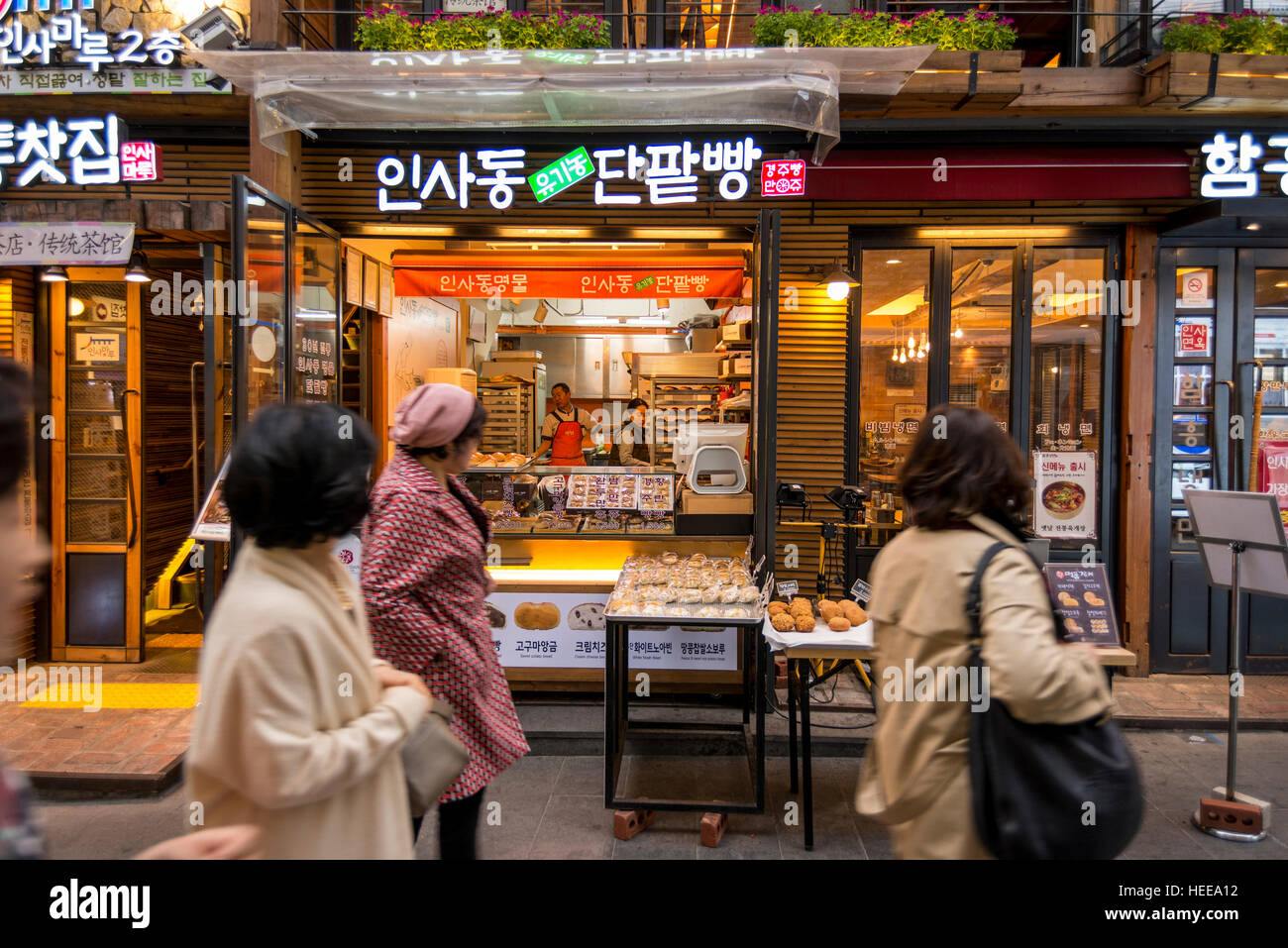 Danpatbbang (Brötchen gefüllt mit süßer roter Bohnenpaste) Bäckerei, Insa-Dong, Jongno-gu, Seoul, Korea Stockfoto