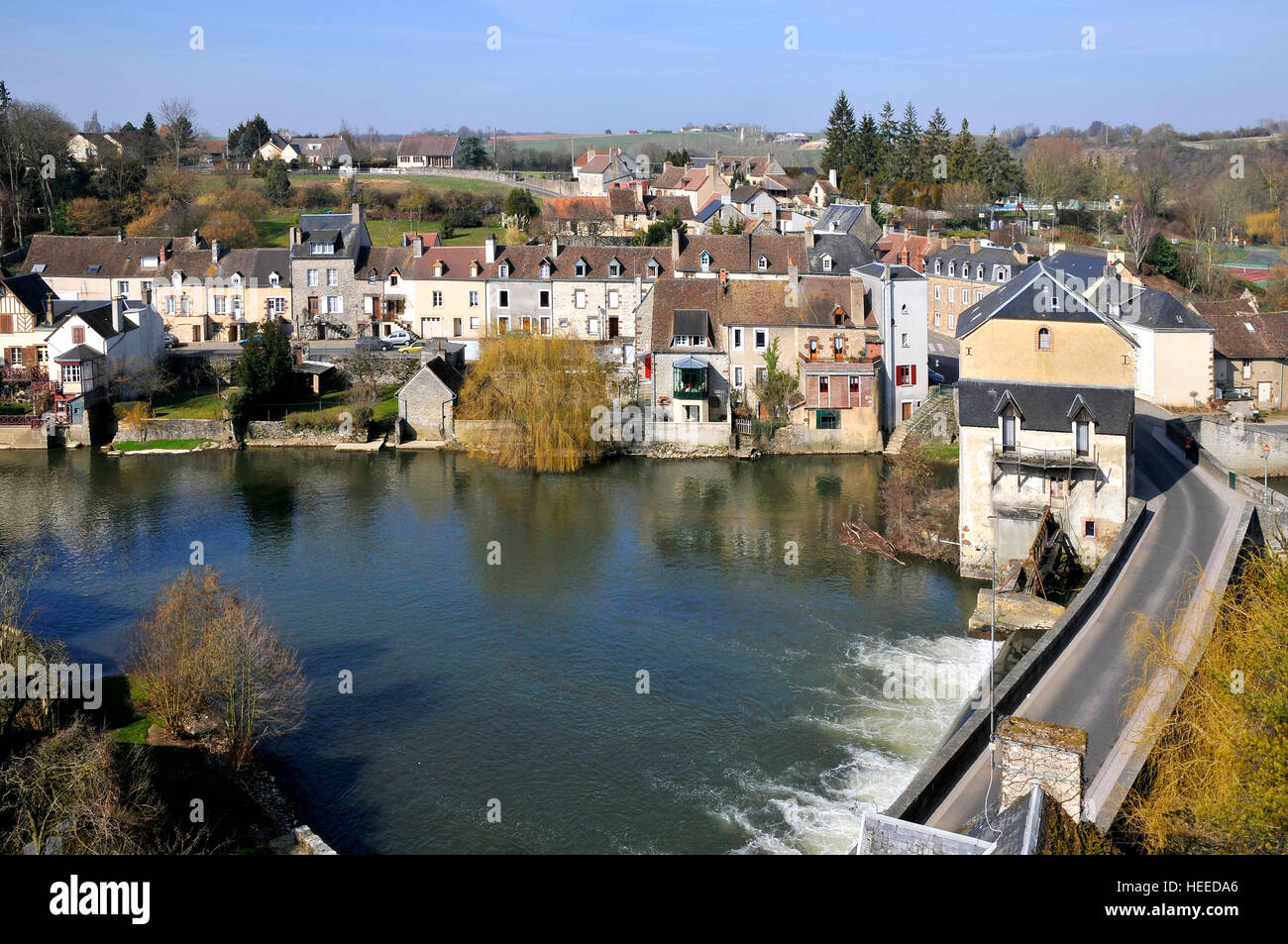 Fresnay auf Sarthe in Frankreich mit Fluss, Gebäuden und Brücke Stockfoto