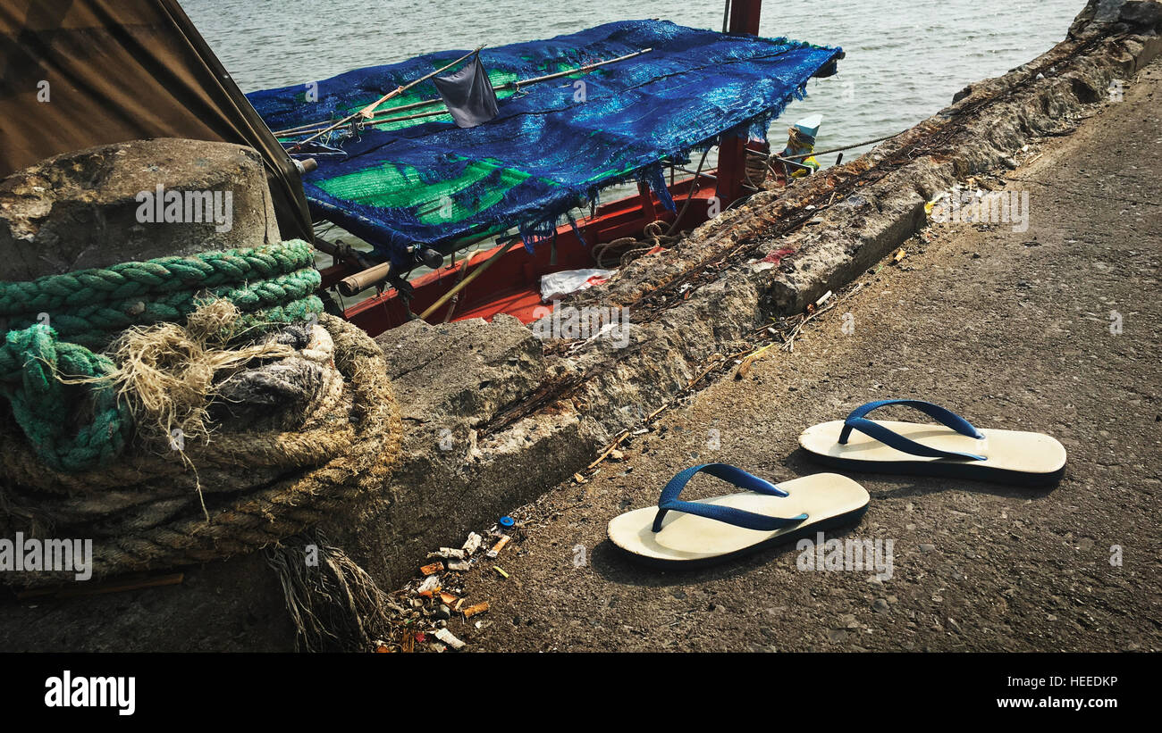 Flip Flop Sandalen Fischerei Boot Seascape Schiff Natur-Konzept Stockfoto