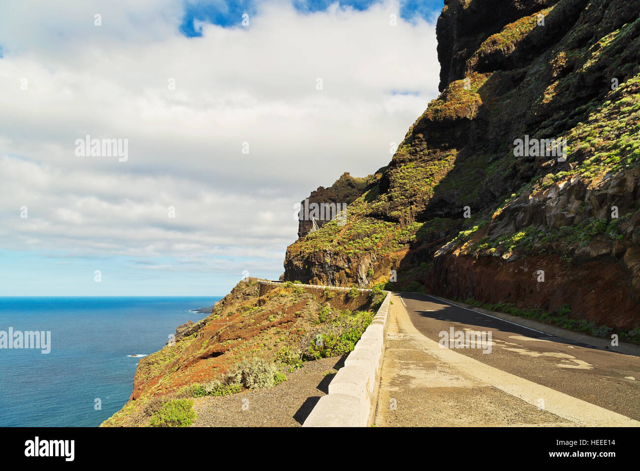 Eine Straße am Meer auf Teneriffa auf den Kanarischen Inseln. Stockfoto
