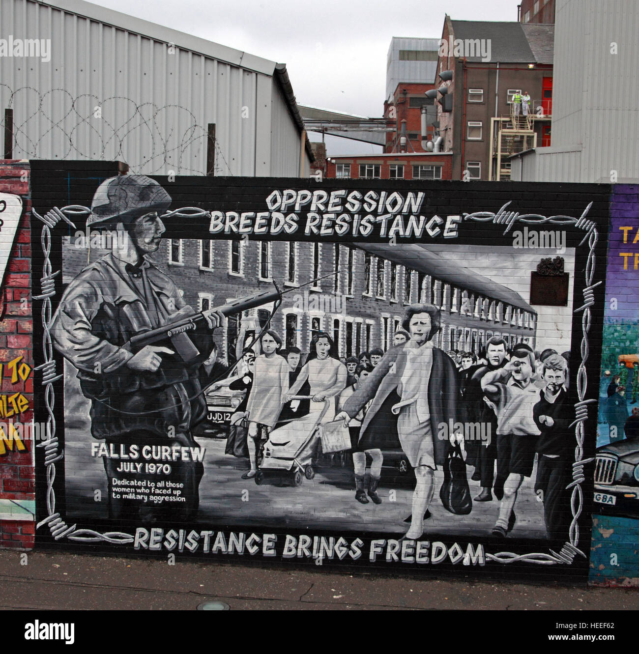 Belfast fällt Rd republikanischen Wandbild - Unterdrückung Rassen Widerstand, Widerstand bringt Freiheit - fällt Sperrstunde Juli 1970 Stockfoto