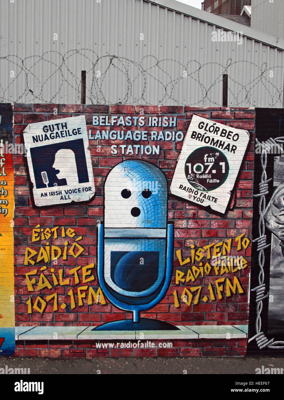 Belfast Falls Rd republikanischen Wandbild - Radio Guth Nuagaeil, irische Stimme für alle Radio Failte Stockfoto