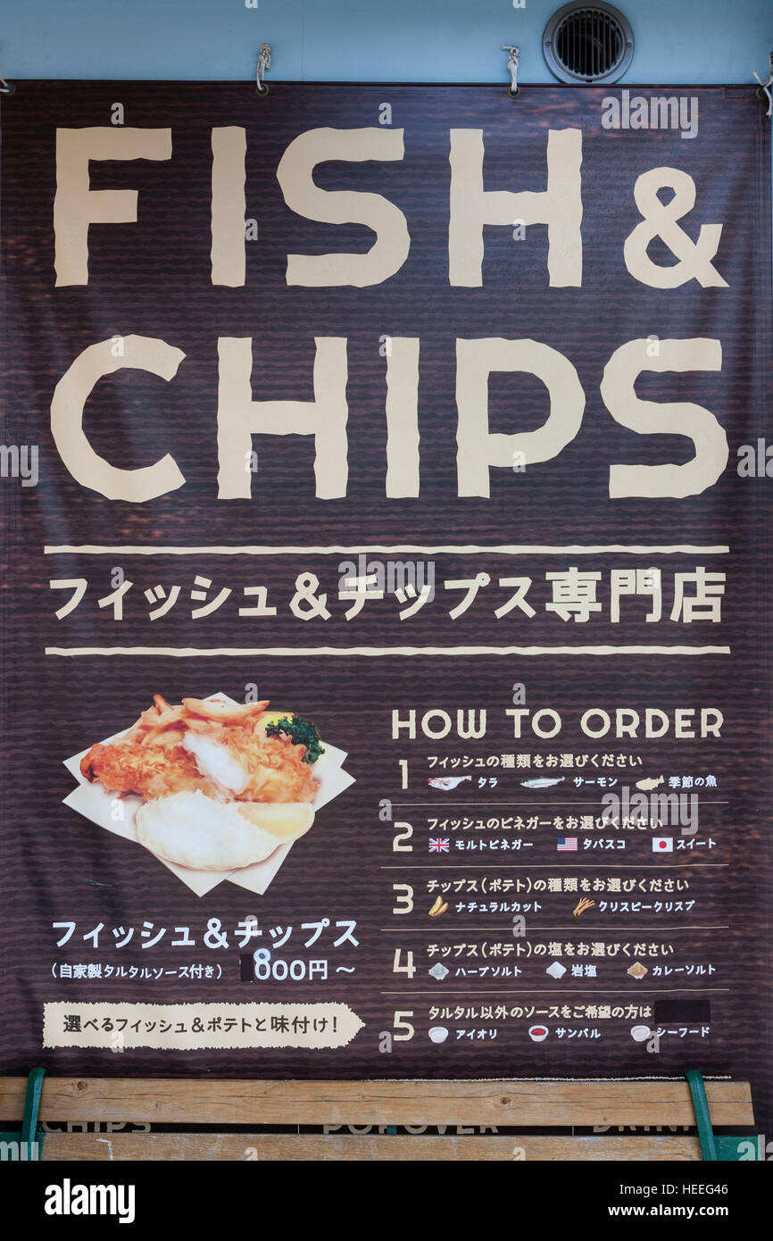Japanische "Fisch und Chips" Zeichen außerhalb Restaurant in Japanisch, mit etwas Englisch. Anweisungen zum Bestellen. Preis 800 Yen. Stockfoto