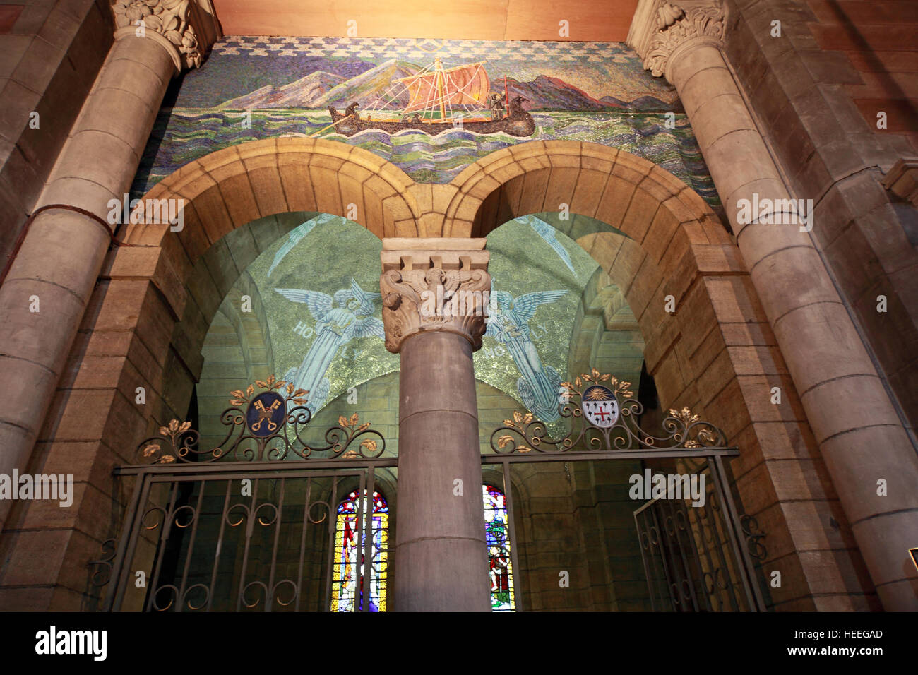 St Annes Belfast Cathedral Interior, Schiff auf Torbogen Tor Stockfoto