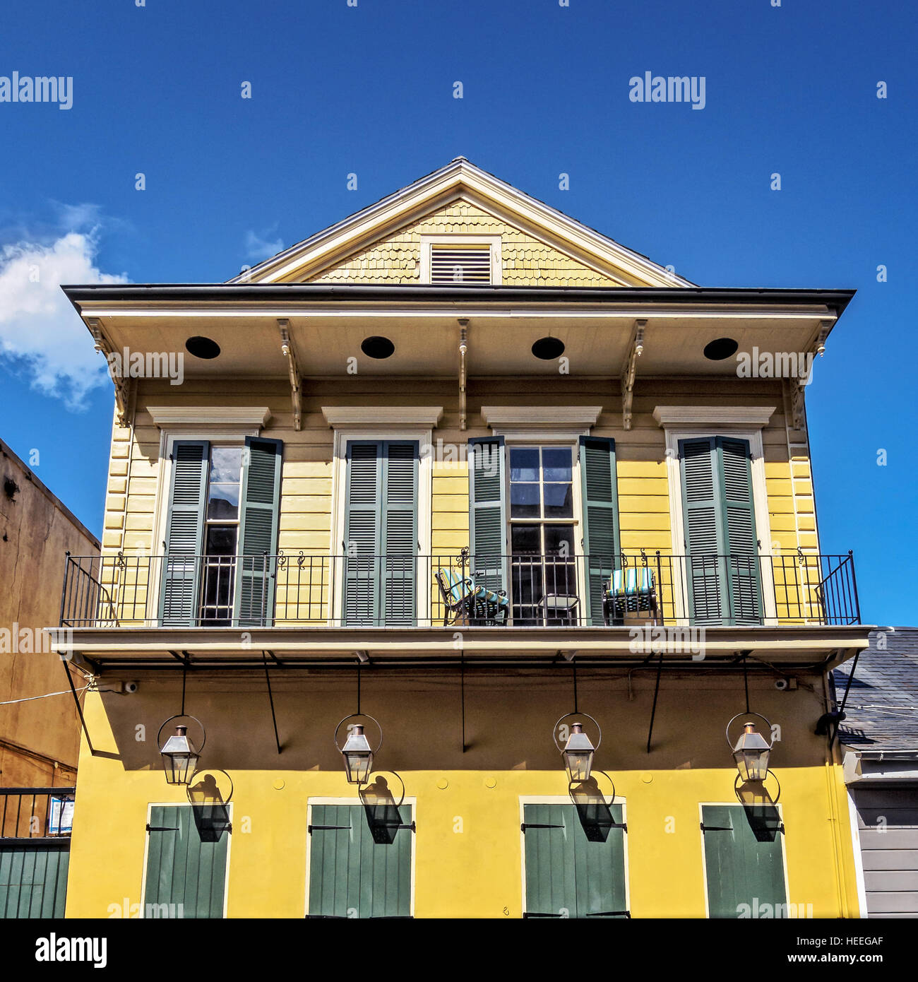 Gelbes Gebäude mit grünen Türen und Fensterläden French Quarter Stockfoto